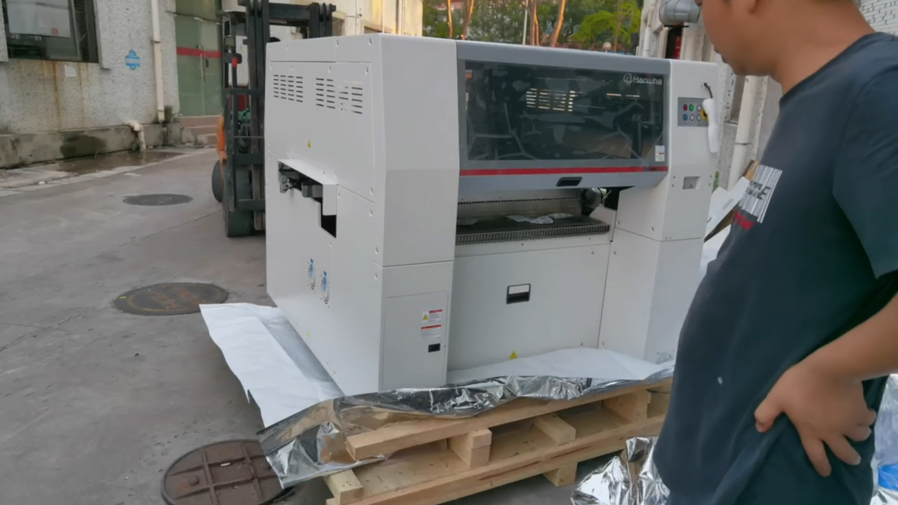 Hanwha SM481Plus pick and place machine in action