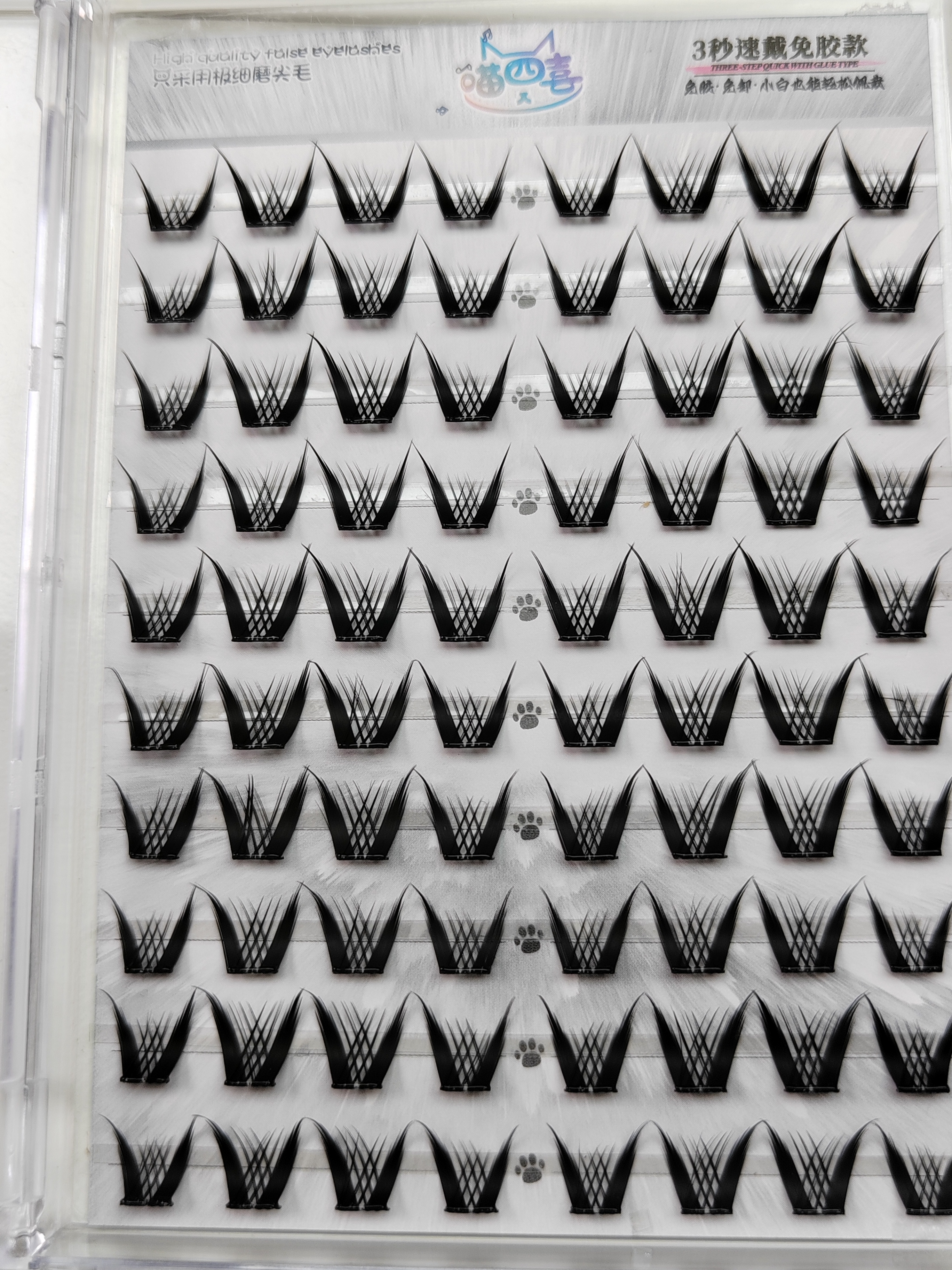 The_effect_of_false_eyelashes_spray_glue